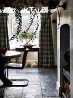 Country dining room detail 
