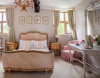 Classic pink bedroom 