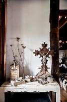 Vintage crucifix and other decorative items on side table 