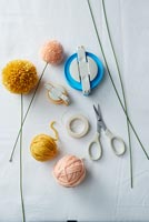 Equipment and accessories for creating pom poms 