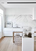 Marble splash backs in modern kitchen 