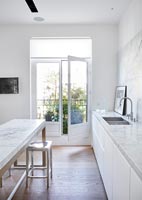 Marble splash backs and worktops in modern kitchen 
