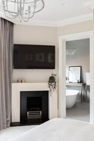 Classic bedroom with fireplace and en-suite bathroom 