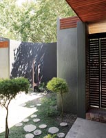 Contemporary courtyard garden with modern sculpture 