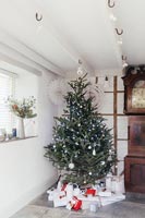 Christmas tree with gifs 