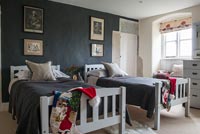 Childs bedroom decorated for Christmas 