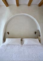 Country bedroom with moulded alcove 