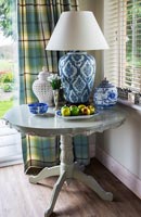 Classic circular side table with lamp and ceramics 