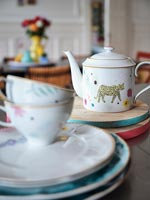Tea pot and tea cups - detail 
