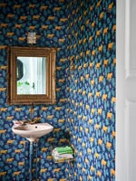 Colourful wallpaper in modern bathroom 
