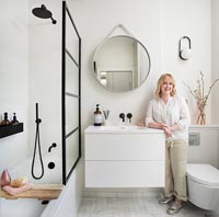 Sinas Bathroom Makeover feature portrait 