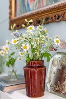 Vase of daisies 