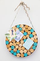 Mini pinboard made from corks placed tightly in a cake tin