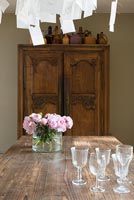 Country dining table detail 