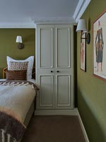 Traditional bedroom detail 