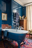 Blue and white classic bathroom 
