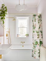 Floral shower curtain in modern bathroom 