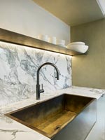 Large sink with marble splashback in contemporary kitchen 