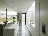 White contemporary kitchen 