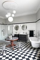 Black and white classic style bathroom 