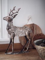Metal reindeer ornament 