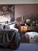 Modern bedroom with dusky pink painted walls 