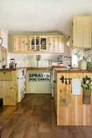 Modern country kitchen with wooden panelled units 