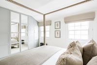 Fourposter bed in modern bedroom 