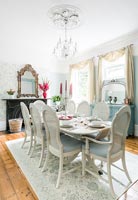 Classic style dining room 