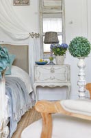 Shabby chic bedroom furniture 