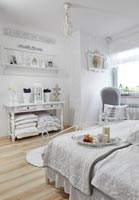 White country bedroom 