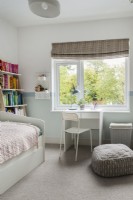 childrens bedroom showing desk by window