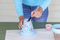Spreading glue on the base of the pot