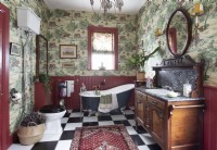 Colourful eclectic classic bathroom