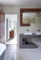 Contemporary en-suite bathroom