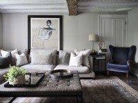 Country living room in neutral tones