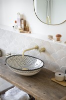 Decorative ceramic bowl sink - detail