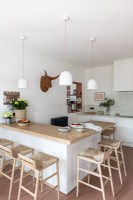 Modern kitchen-diner with l-shaped island 