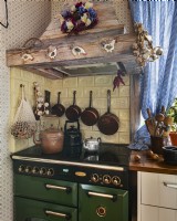 Kitchen inspired by the old English style