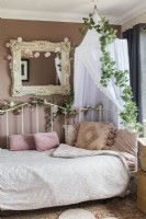 Romantically styled daybed