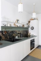 Patterned splashback in modern kitchen