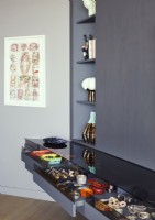 Display of jewellery and accessories in modern drawer unit