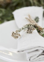 Cut flower napkin decoration - details 